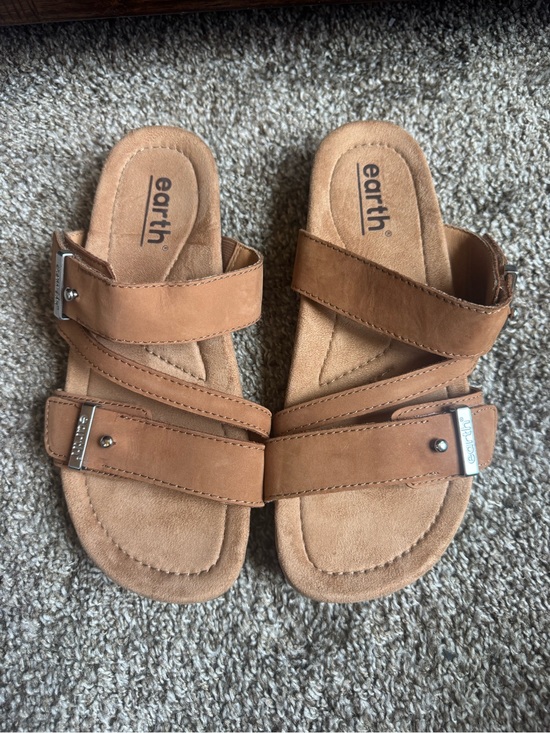 Earth Shoes - Earth leather strappy buckle sandals with soft footbed